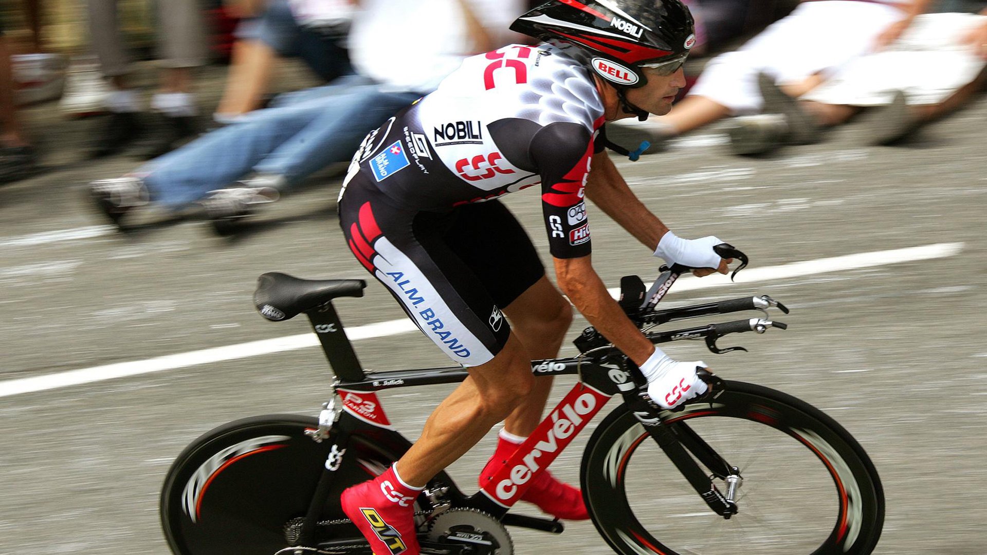 “农村中小学农耕+体能结合课程展示赛” 挑担与翻地同步比拼